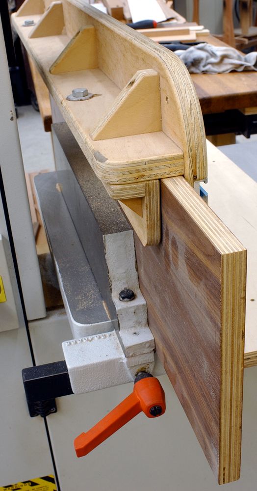 Sliding table saw sacrificial fence